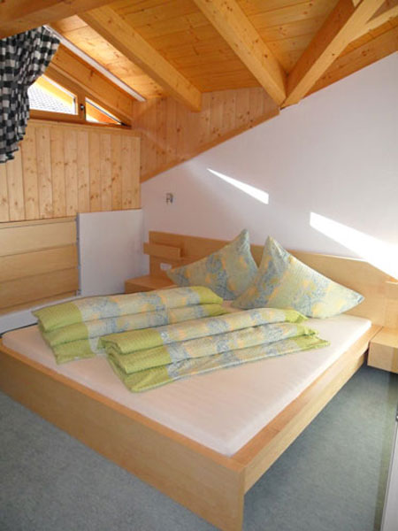 1. Schlafzimmer in der Ferienwohnung Dach der Alpen